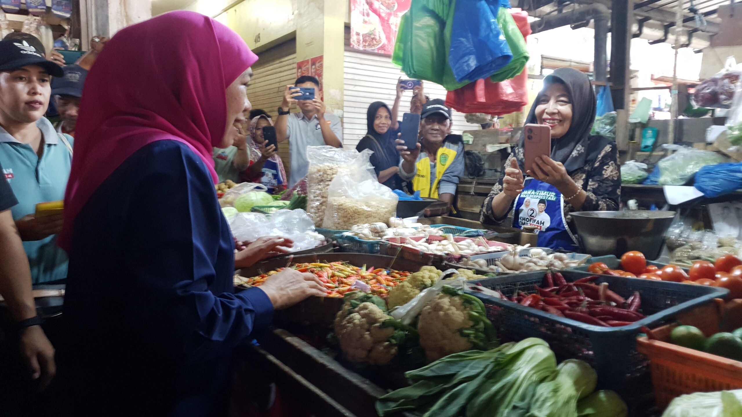 Khofifah kunjungi pasar pahing Pahing Rungkut kidul Surabaya (jumat, 08 Nopember 2024)