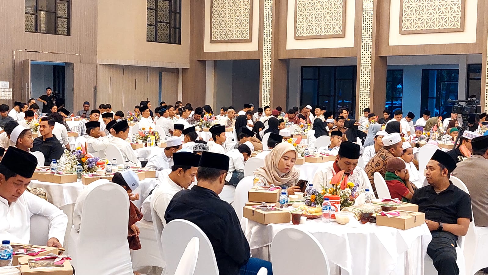 Suasana buka bersama sekaligus berbagi santunan Ditintelkam Polda Jatim kepada ratusan anak Yatim Piatu