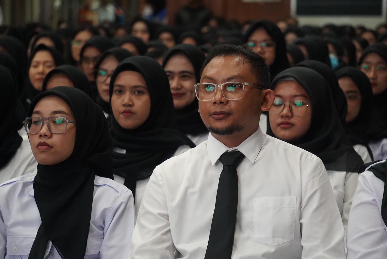 dr. Dito Oktawijaya Pratama, Sp.OG saat proses pengangkatannya sebagai PNS Pemkot Surabaya

Sumber Artikel berjudul " RSUD Eka Candrarini Surabaya Tambah Dokter Spesialis Kandungan, Ini Sosoknya ", selengkapnya dengan link: https://surabaya.pikiran-rakyat.com/surabaya-raya/pr-3929369602/rsud-eka-candrarini-surabaya-tambah-dokter-spesialis-kandungan-ini-sosoknya